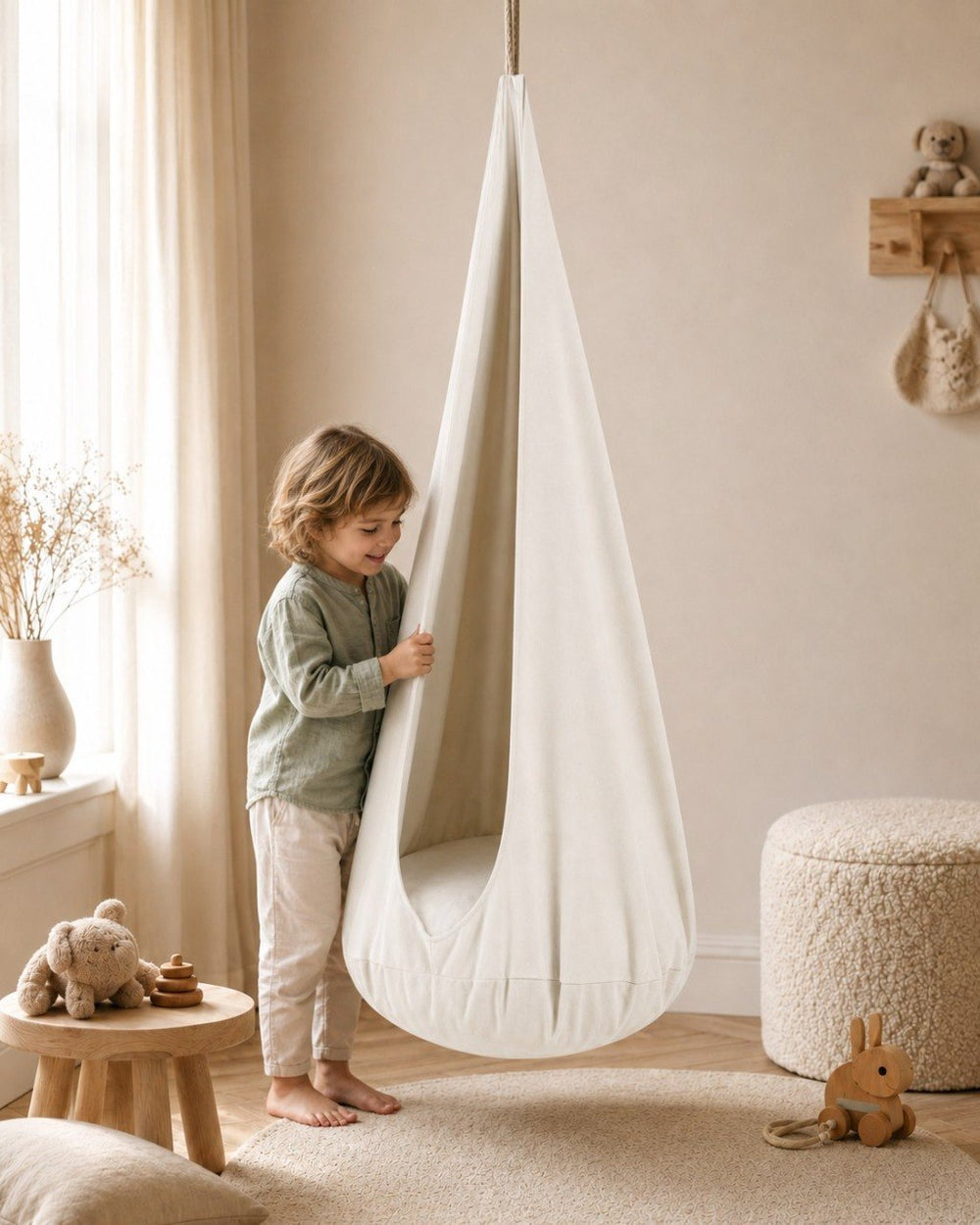 Luxe kinderhangstoel Cotton Cloud White met kind in rustige kinderkamer