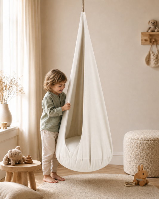 Luxe kinderhangstoel Cotton Cloud White in kinderkamer met kind