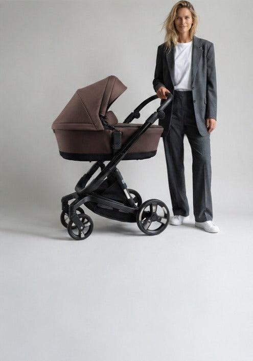 iBebe Stop & Drive kinderwagen bruin studio lifestyle met dame en stroller