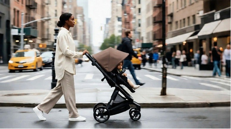 iBebe Stop & Drive kinderwagen bruin lifestyle in de stad
