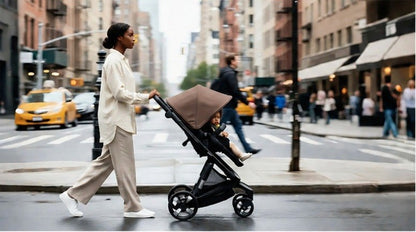 iBebe Stop & Drive kinderwagen bruin lifestyle in de stad