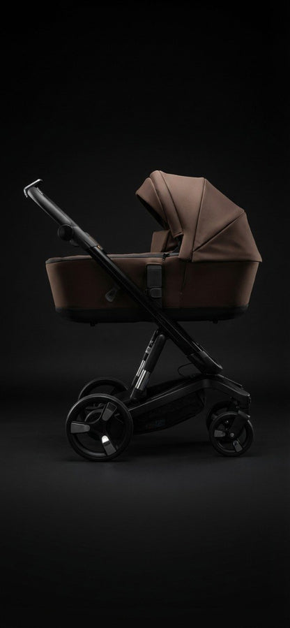 iBebe Stop & Drive kinderwagen bruin donkere studio links zijaanzicht