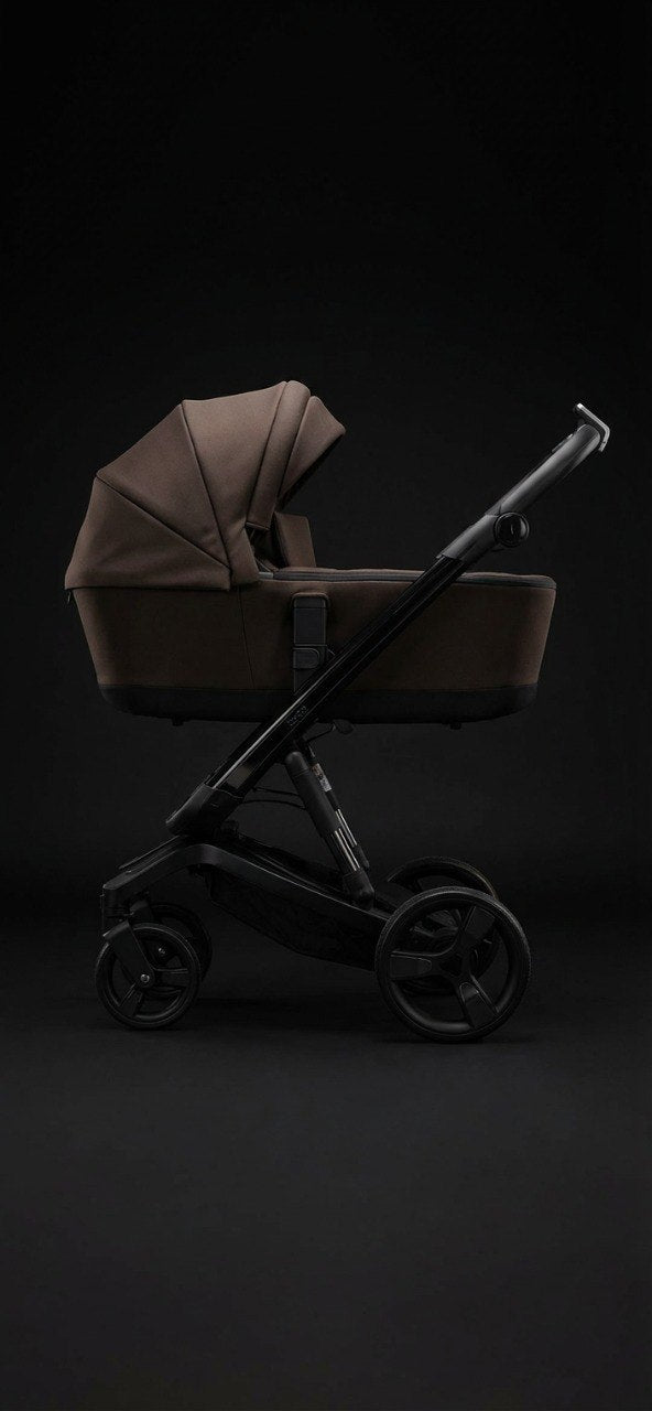 iBebe Stop & Drive kinderwagen bruin donkere studio rechts zijaanzicht